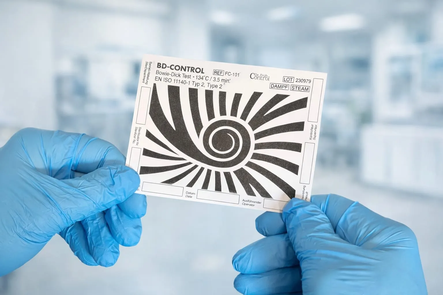 Behandschuhte Hände halten einen BD-Control Indikator der Triple S GmbH, der vollständig auf Schwarz umgeschlagen ist